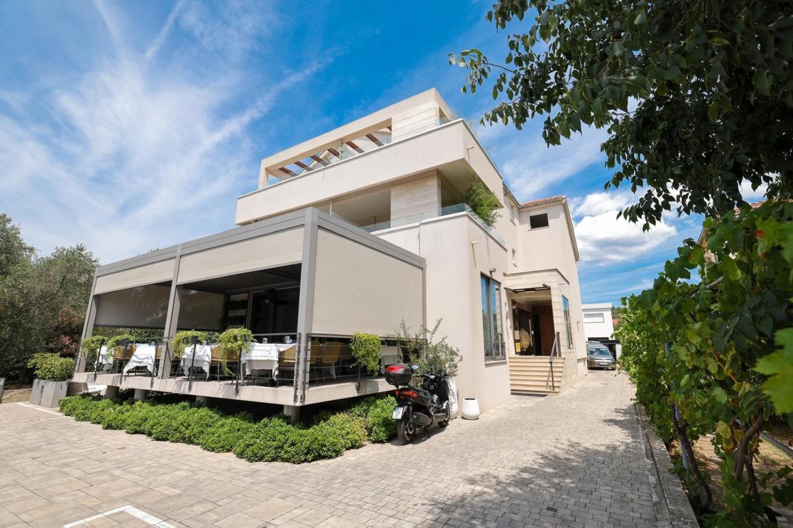 Rooms & Restaurant Matanovi Dvori Sukosan Bagian luar foto