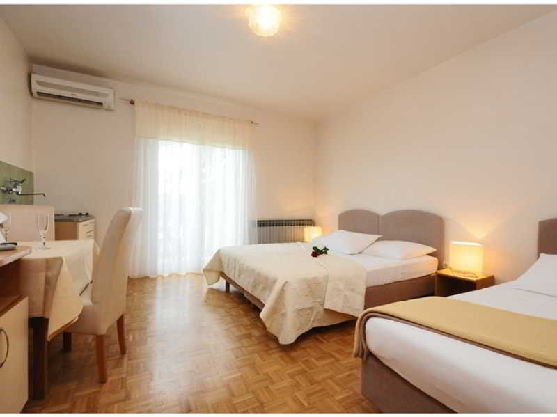 Rooms & Restaurant Matanovi Dvori Sukosan Bagian luar foto