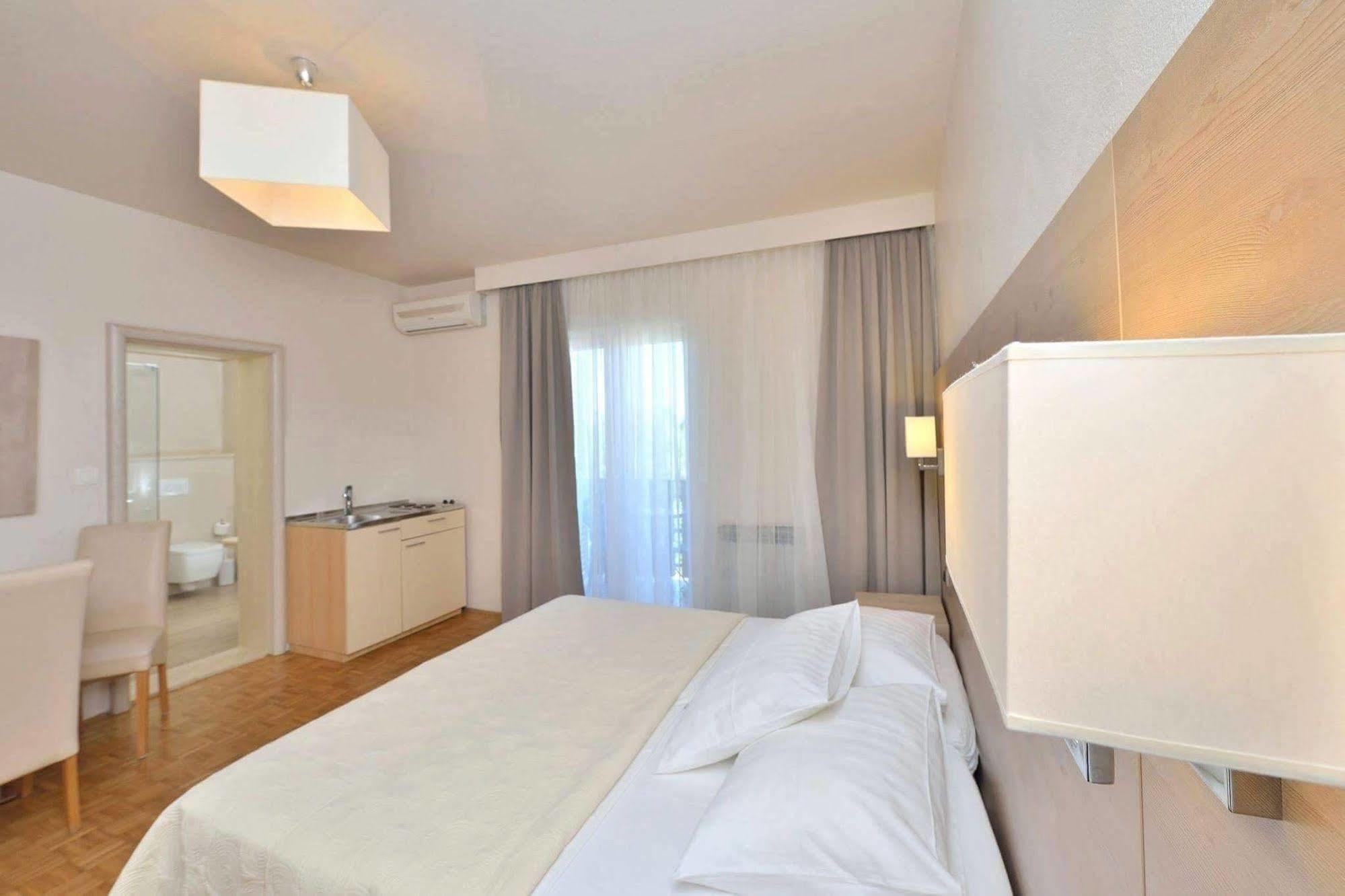 Rooms & Restaurant Matanovi Dvori Sukosan Bagian luar foto